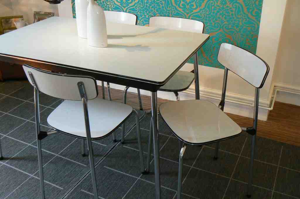 round kitchen table with formica top